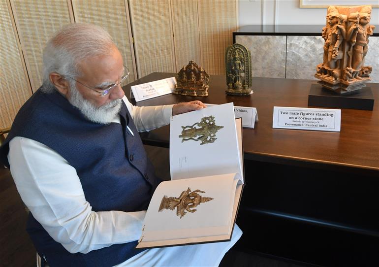 प्रधानमंत्री श्री नरेन्द्र मोदी 25 सितंबर, 2021 को न्यूयॉर्क में अमेरिका से भारत लाए जाने वाली भारतीय कलाकृतियों और पुरावशेषों का अवलोकन करने हुए।:Prime Minister