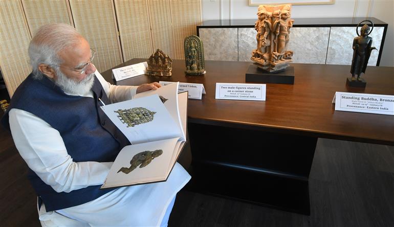 प्रधानमंत्री श्री नरेन्द्र मोदी 25 सितंबर, 2021 को न्यूयॉर्क में अमेरिका से भारत लाए जाने वाली भारतीय कलाकृतियों और पुरावशेषों का अवलोकन करने हुए।:Prime Minister