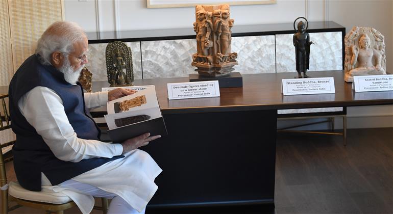 प्रधानमंत्री श्री नरेन्द्र मोदी 25 सितंबर, 2021 को न्यूयॉर्क में अमेरिका से भारत लाए जाने वाली भारतीय कलाकृतियों और पुरावशेषों का अवलोकन करने हुए।:Prime Minister