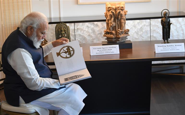 प्रधानमंत्री श्री नरेन्द्र मोदी 25 सितंबर, 2021 को न्यूयॉर्क में अमेरिका से भारत लाए जाने वाली भारतीय कलाकृतियों और पुरावशेषों का अवलोकन करने हुए।:Prime Minister