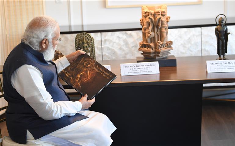प्रधानमंत्री श्री नरेन्द्र मोदी 25 सितंबर, 2021 को न्यूयॉर्क में अमेरिका से भारत लाए जाने वाली भारतीय कलाकृतियों और पुरावशेषों का अवलोकन करने हुए।:Prime Minister