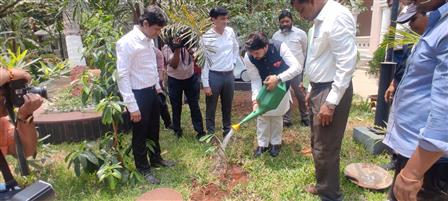 Union Minister for Information & Broadcasting, Anurag Thakur visits National Museum of Indian Cinema (NMIC) in Mumbai  

The Minster plants🌱saplings of champa at NMIC premises