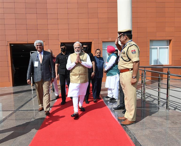 प्रधानमंत्री श्री नरेन्द्र मोदी 24 अगस्त, 2022 को मोहाली, पंजाब में 'होमी भाभा कैंसर अस्पताल और अनुसंधान केंद्र' का निरीक्षण करते हुए।