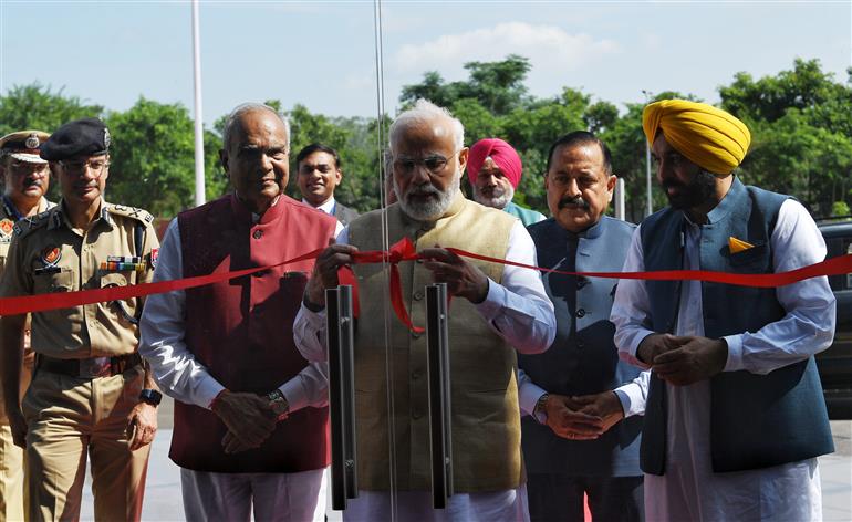 प्रधानमंत्री श्री नरेन्द्र मोदी 24 अगस्त, 2022 को मोहाली, पंजाब में 'होमी भाभा कैंसर अस्पताल और अनुसंधान केंद्र' का निरीक्षण करते हुए।