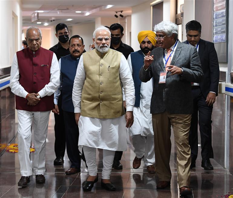 प्रधानमंत्री श्री नरेन्द्र मोदी 24 अगस्त, 2022 को मोहाली, पंजाब में 'होमी भाभा कैंसर अस्पताल और अनुसंधान केंद्र' का निरीक्षण करते हुए।