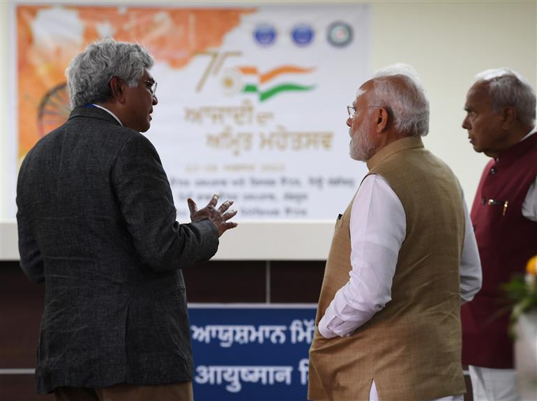 प्रधानमंत्री श्री नरेन्द्र मोदी 24 अगस्त, 2022 को मोहाली, पंजाब में 'होमी भाभा कैंसर अस्पताल और अनुसंधान केंद्र' का निरीक्षण करते हुए।