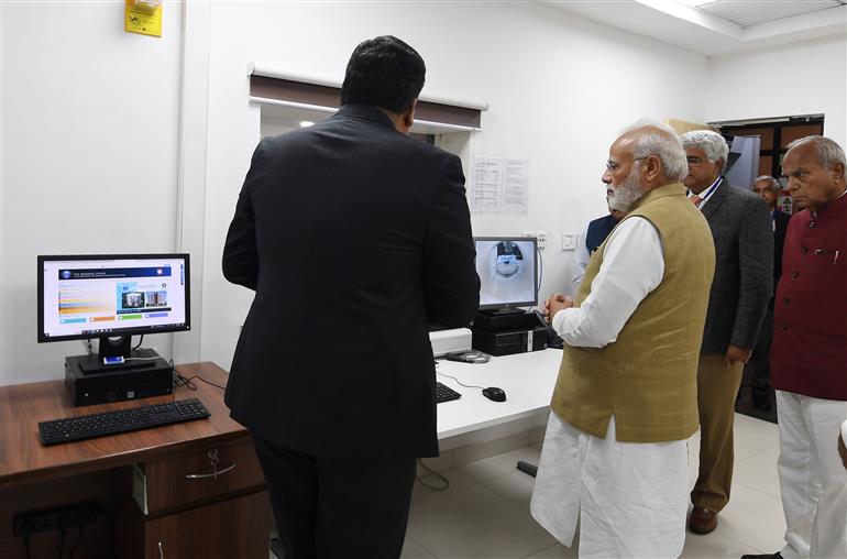 प्रधानमंत्री श्री नरेन्द्र मोदी 24 अगस्त, 2022 को मोहाली, पंजाब में 'होमी भाभा कैंसर अस्पताल और अनुसंधान केंद्र' का निरीक्षण करते हुए।