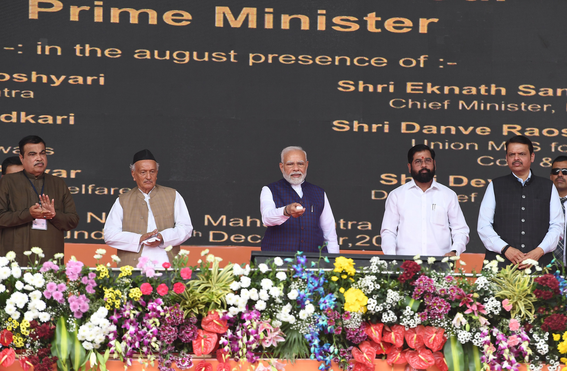 PM Modi lays foundation stone and dedicates projects worth Rs. 75,000 crores in Maharashtra