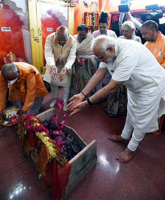 The President, Shri Ram Nath Kovind and PM performing Pooja at the Pathri Mata Mandir, in Paraunkh, Kanpur on June 03, 2022.