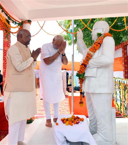 The President, Shri Ram Nath Kovind and PM paying homage at the Statue of Dr. B.R. Ambedkar, in Paraunkh, Kanpur on June 03, 2022.