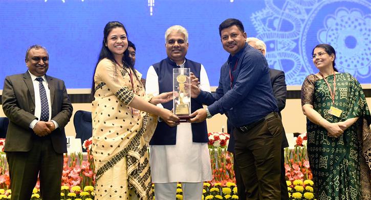 The Union Minister for Environment, Forest & Climate Change, Labour & Employment, Shri Bhupender Yadav presenting the Shram awards to the workers or a group of workers, as part of Iconic Week of Azadi Ka Amrit Mahotsav, in New Delhi on March 08, 2022.