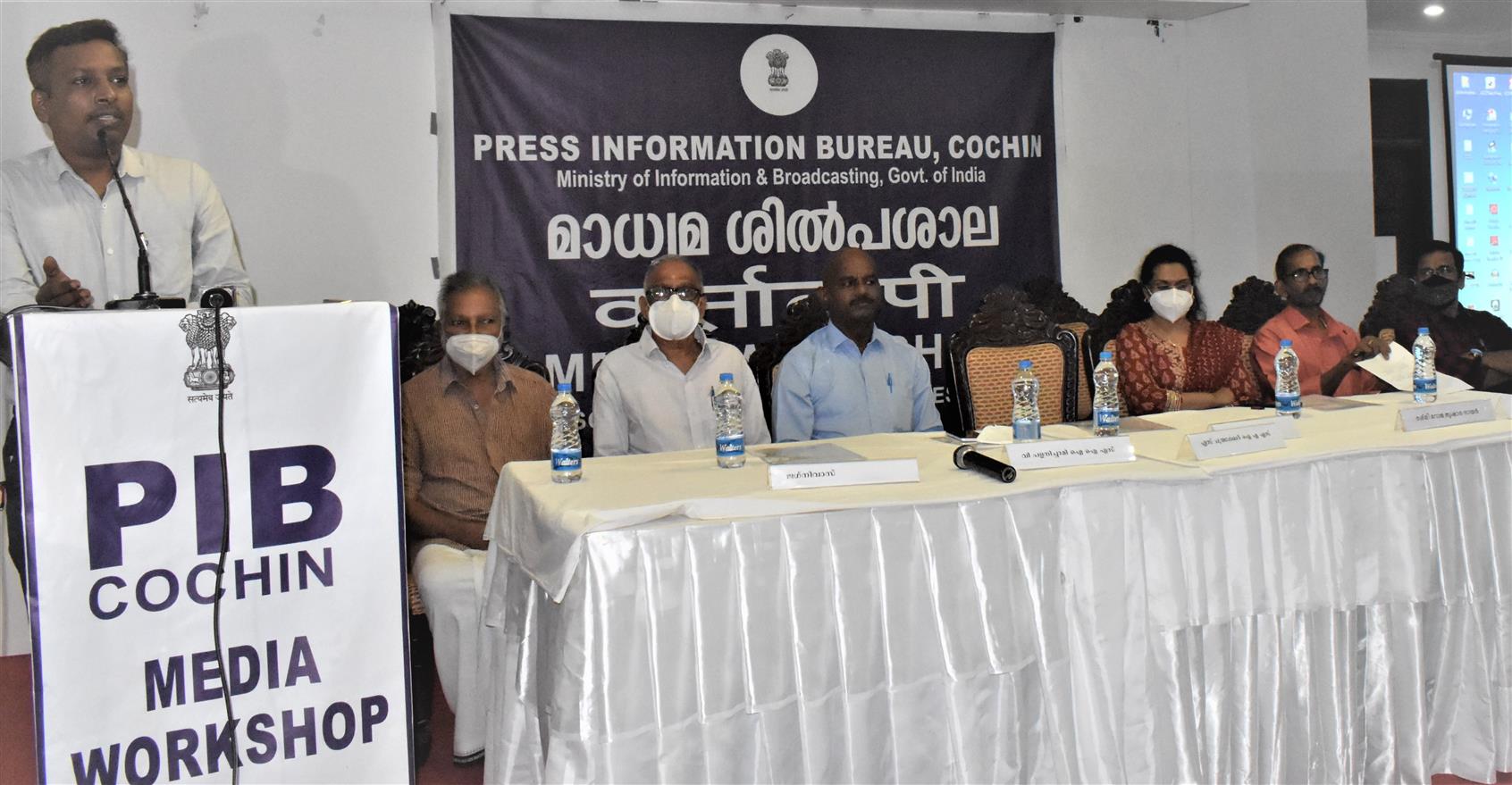 Kannur District Collector S Chandrasekhar inaugurating the Press Information Bureau’s Media Workshop at Payyannur.

