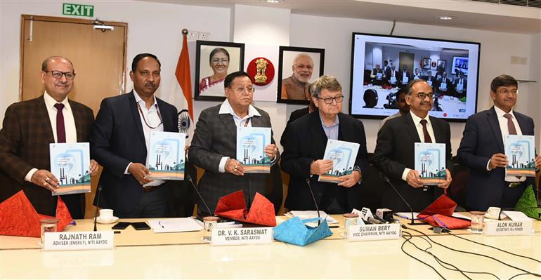 The Vice Chairman, NITI Aayog, Shri Suman Bery releasing a study report, titled ‘Carbon Capture, Utilisation, and Storage Policy Framework and its Deployment Mechanism in India’, in New Delhi on November 29, 2022. 