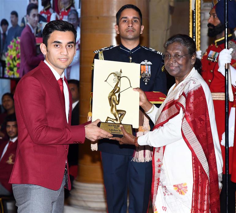 The President, Smt. Droupadi Murmu presenting the Arjuna Award 2022 to Shri
Lakshya Sen for Badminton, in a glittering ceremony, at Rashtrapati Bhavan, in New
Delhi on November 30, 2022.
