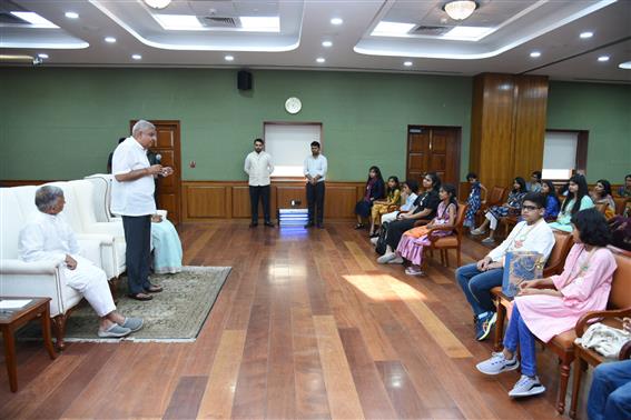 The Vice President, Shri Jagdeep Dhankhar interacting with the young representatives of the Eco Army at Upa-Rashtrapati Niwas, in New Delhi on September 29, 2022.