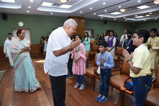The Vice President, Shri Jagdeep Dhankhar with the young representatives of the Eco Army at Upa-Rashtrapati Niwas, in New Delhi on September 29, 2022.