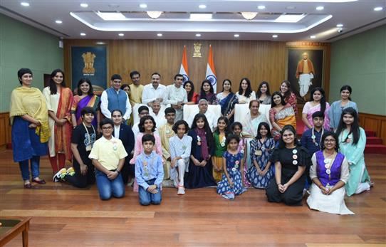 The Vice President, Shri Jagdeep Dhankhar with the young representatives of the Eco Army at Upa-Rashtrapati Niwas, in New Delhi on September 29, 2022.