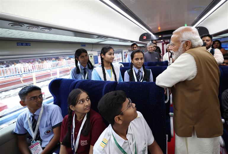 प्रधानमंत्री 01 अप्रैल 2023 को मध्यप्रदेश के रानी कमलापति स्टेशन (भोपाल) पर वंदे भारत एक्सप्रेस को हरी झंडी दिखाने के समारोह में शामिल हुए।