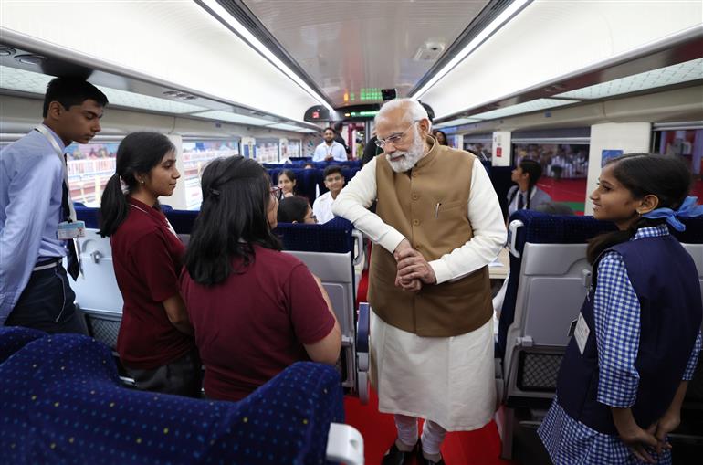 प्रधानमंत्री 01 अप्रैल 2023 को मध्यप्रदेश के रानी कमलापति स्टेशन (भोपाल) पर वंदे भारत एक्सप्रेस को हरी झंडी दिखाने के समारोह में शामिल हुए।