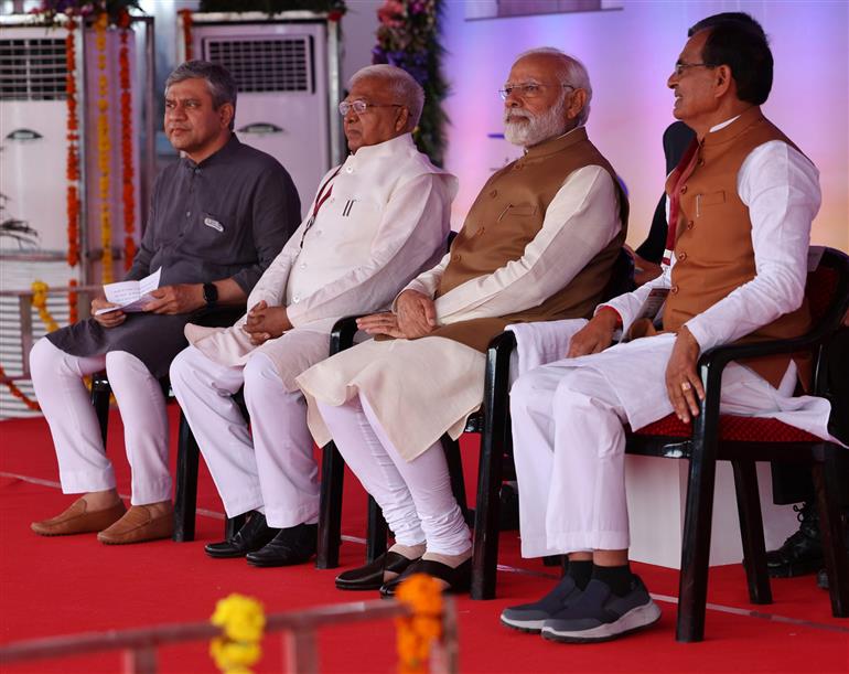 प्रधानमंत्री 01 अप्रैल 2023 को मध्यप्रदेश के रानी कमलापति स्टेशन (भोपाल) पर वंदे भारत एक्सप्रेस को हरी झंडी दिखाने के समारोह में शामिल हुए।