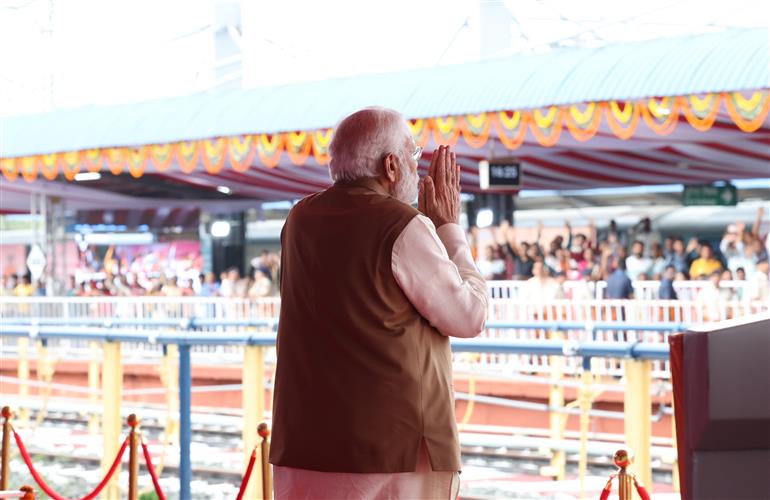 प्रधानमंत्री 01 अप्रैल 2023 को मध्यप्रदेश के रानी कमलापति स्टेशन (भोपाल) पर वंदे भारत एक्सप्रेस को हरी झंडी दिखाने के समारोह में शामिल हुए।