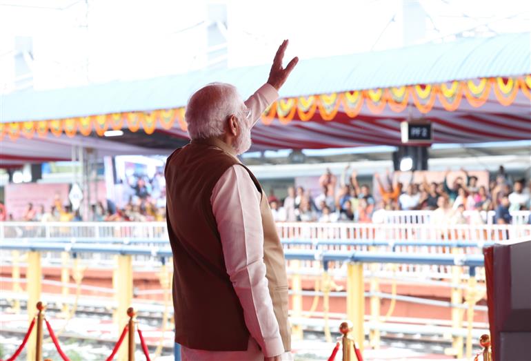 प्रधानमंत्री 01 अप्रैल 2023 को मध्यप्रदेश के रानी कमलापति स्टेशन (भोपाल) पर वंदे भारत एक्सप्रेस को हरी झंडी दिखाने के समारोह में शामिल हुए।