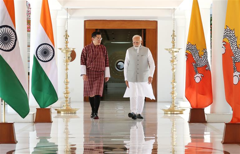 प्रधानमंत्री 04 अप्रैल 2023 को नई दिल्ली में भूटान नरेश महामहिम जिग्मे खेसर नामग्याल वांगचुक के साथ।