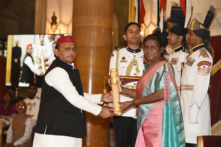 The President, Smt. Droupadi Murmu presenting the Padma Vibhushan Award to Shri Mulayam Singh Yadav (Posthumous) at the Civil Investiture Ceremony-II at Rashtrapati Bhavan, in New Delhi on April 5, 2023.