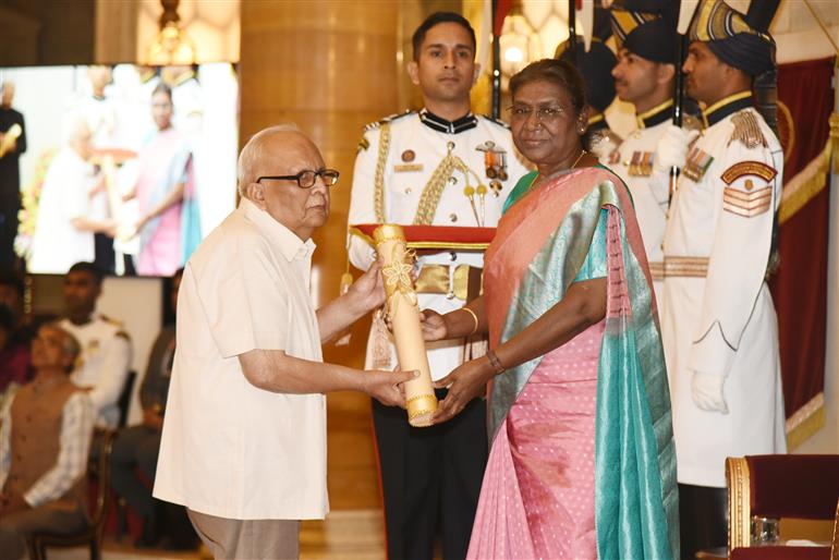 The President, Smt. Droupadi Murmu presenting the Padma Shri Award to Dr. Munishwar Chander Dawar at the Civil Investiture Ceremony-II at Rashtrapati Bhavan, in New Delhi on April 5, 2023.