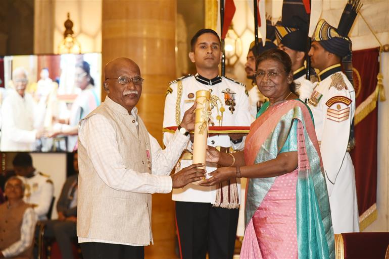 The President, Smt. Droupadi Murmu presenting the Padma Shri Award to Prof. C.I. Issac at the Civil Investiture Ceremony-II at Rashtrapati Bhavan, in New Delhi on April 5, 2023.