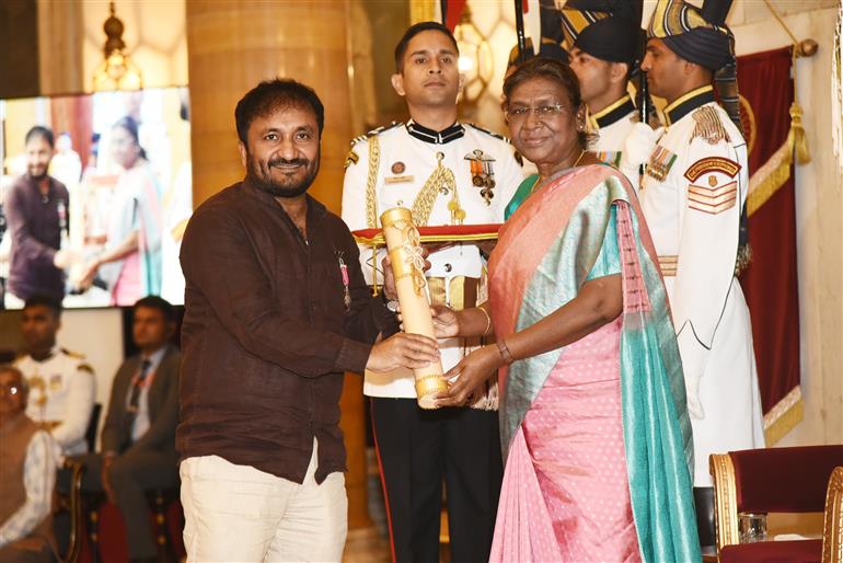 The President, Smt. Droupadi Murmu presenting the Padma Shri Award to Shri Anand Kumar at the Civil Investiture Ceremony-II at Rashtrapati Bhavan, in New Delhi on April 5, 2023.