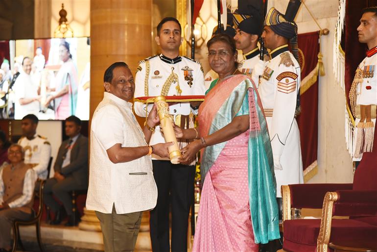 The President, Smt. Droupadi Murmu presenting the Padma Shri Award to Dr. Abbareddy Nageswara Rao at the Civil Investiture Ceremony-II at Rashtrapati Bhavan, in New Delhi on April 5, 2023.