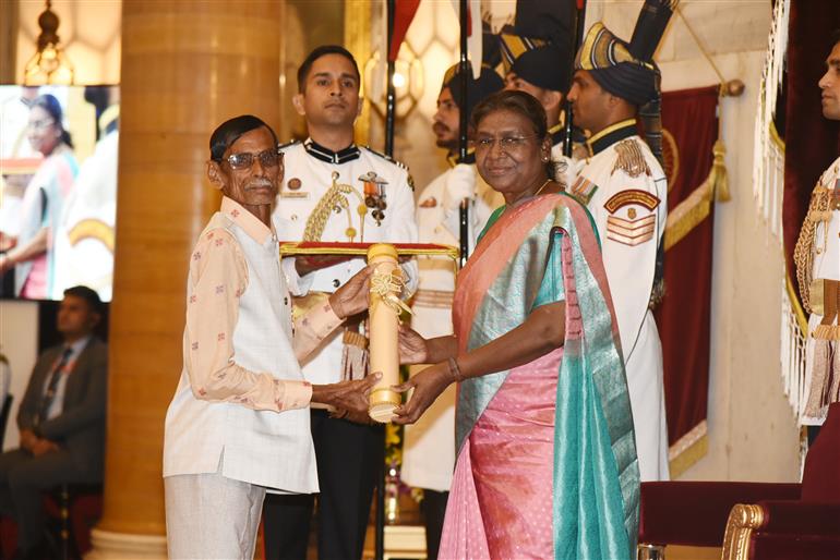 The President, Smt. Droupadi Murmu presenting the Padma Shri Award to Shri Pataet Kumar Sahu at the Civil Investiture Ceremony-II at Rashtrapati Bhavan, in New Delhi on April 5, 2023.