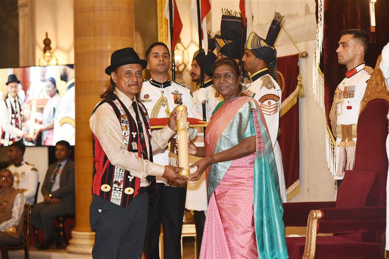 राष्ट्रपति श्रीमती द्रौपदी मुर्मु 05 अप्रैल 2023 को नई दिल्ली स्थित राष्ट्रपति भवन में दूसरे नागरिक अलंकरण समारोह में श्री मोआ सुबोंग को पद्म श्री पुरस्कार प्रदान करती हुईं।