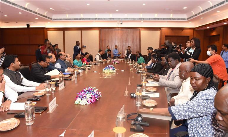 लोकसभा अध्यक्ष श्री ओम बिरला 05 अप्रैल 2023 को नई दिल्ली स्थित संसद भवन में ‘राष्ट्र निर्माण और आर्थिक बदलाव में भारत और अफ्रीका के संबंधों की यात्रा तथा व्यापार व वाणिज्य के क्षेत्र में संसदीय सहयोग को बढ़ावा’ कार्यक्रम के दौरान दक्षिण सूडान की ट्रांजिशनल नेशनल असेंबली की अध्यक्ष महामहिम सुश्री जेम्मा नूनू कुम्बा के नेतृत्व में एक संसदीय प्रतिनिधिमंडल के साथ द्विपक्षीय बैठक में भाग लेते हुए।