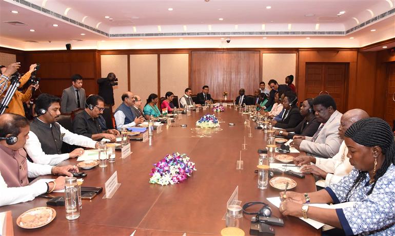 लोकसभा अध्यक्ष श्री ओम बिरला 05 अप्रैल 2023 को नई दिल्ली स्थित संसद भवन में ‘राष्ट्र निर्माण और आर्थिक बदलाव में भारत और अफ्रीका के संबंधों की यात्रा तथा व्यापार व वाणिज्य के क्षेत्र में संसदीय सहयोग को बढ़ावा’ कार्यक्रम के दौरान दक्षिण सूडान की ट्रांजिशनल नेशनल असेंबली की अध्यक्ष महामहिम सुश्री जेम्मा नूनू कुम्बा के नेतृत्व में एक संसदीय प्रतिनिधिमंडल के साथ द्विपक्षीय बैठक में भाग लेते हुए।