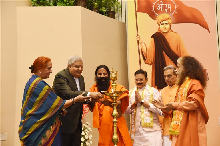 The Vice President, Shri Jagdeep Dhankhar lighting the lamp along with Dr. Sudesh Dhankhar on the 200th birth anniversary of Swami Dayanand Saraswati, in New Delhi on April 7, 2023.