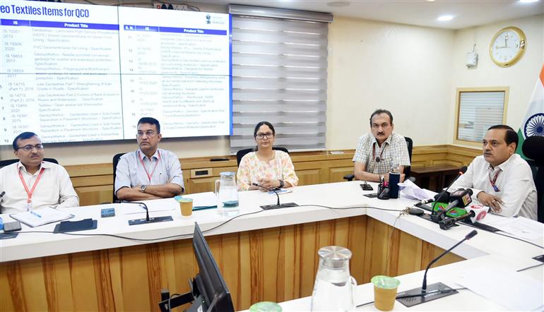 The Joint Secretary, Ministry of Textiles, Shri Rajeev Saxena addressing a Press Conference on launch of 2 Quality Control Orders for 31 items, in New Delhi on April 11, 2023. 