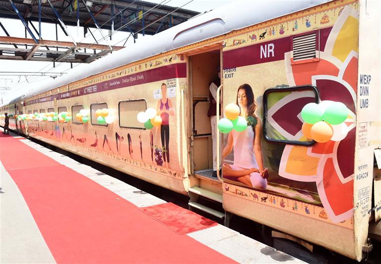 नई दिल्ली के हजरत निजामुद्दीन रेलवे स्टेशन पर 14 अप्रैल 2023 को दिल्ली से चलने वाली भारत गौरव टूरिस्ट ट्रेन की झलक। केंद्रीय संस्कृति, पर्यटन और उत्तर-पूर्वी क्षेत्र विकास मंत्री श्री जी किशन रेड्डी, केंद्रीय सामाजिक न्याय और अधिकारिता मंत्री डॉ. वीरेंद्र कुमार के साथ ट्रेन को हरी झंडी दिखाकर रवाना करते हुए। 