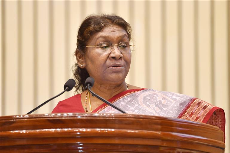 राष्ट्रपति श्रीमती द्रौपदी मुर्मू 17 अप्रैल, 2023 को विज्ञान भवन, नई दिल्ली में राष्ट्रीय पंचायत पुरस्कार सप्ताह के उद्घाटन समारोह को संबोधित करती हुईं।