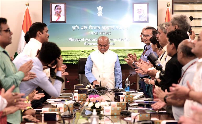 केंद्रीय कृषि और किसान कल्याण मंत्री श्री नरेंद्र सिंह तोमर ने 19 अप्रैल, 2023 को नई दिल्ली में 'साथी' पोर्टल (सीड ट्रेसेबिलिटी, ऑथेंटिकेशन एंड होलिस्टिक इन्वेंटरी) लॉन्च किया जो बीज उत्पादन की चुनौतियों से निपटने, गुणवत्तापूर्ण बीज की पहचान और बीज प्रमाणीकरण के लिए बनाया गया है।