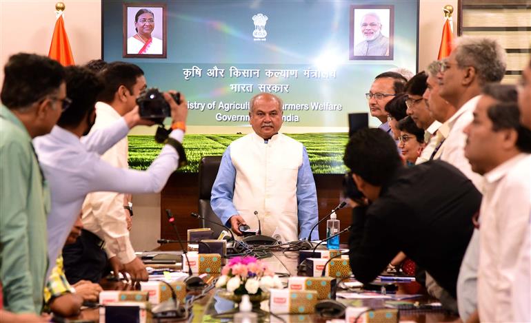 केंद्रीय कृषि और किसान कल्याण मंत्री श्री नरेंद्र सिंह तोमर ने 19 अप्रैल, 2023 को नई दिल्ली में 'साथी' पोर्टल (सीड ट्रेसेबिलिटी, ऑथेंटिकेशन एंड होलिस्टिक इन्वेंटरी) लॉन्च किया जो बीज उत्पादन की चुनौतियों से निपटने, गुणवत्तापूर्ण बीज की पहचान और बीज प्रमाणीकरण के लिए बनाया गया है।