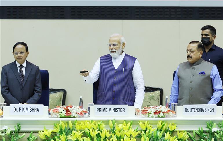 प्रधानमंत्री श्री नरेन्द्र मोदी 21 अप्रैल, 2023 को विज्ञान भवन, नई दिल्ली में 16वें सिविल सेवा दिवस के अवसर पर आयोजित समारोह के दौरान ई पुस्तक 'विकसित भारत - नागरिकों का सशक्तिकरण और अंतिम छोर तक पहुंच वॉल्यूम I और II' का विमोचन करते हुए।