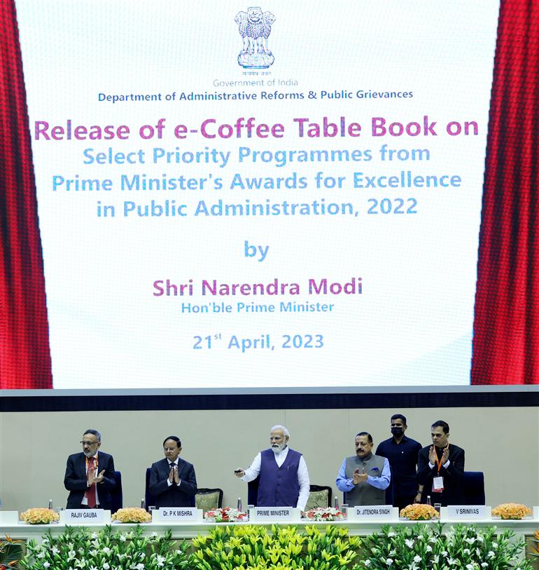प्रधानमंत्री श्री नरेन्द्र मोदी 21 अप्रैल, 2023 को विज्ञान भवन, नई दिल्ली में 16वें सिविल सेवा दिवस के अवसर पर आयोजित समारोह के दौरान ई पुस्तक 'विकसित भारत - नागरिकों का सशक्तिकरण और अंतिम छोर तक पहुंच वॉल्यूम I और II' का विमोचन करते हुए।