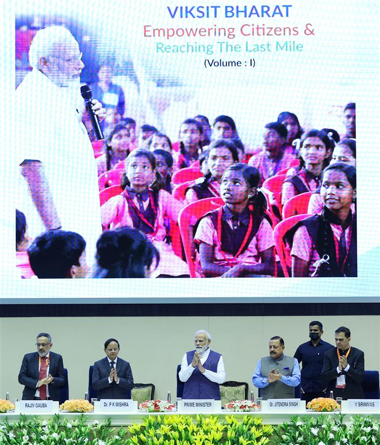प्रधानमंत्री श्री नरेन्द्र मोदी 21 अप्रैल, 2023 को विज्ञान भवन, नई दिल्ली में 16वें सिविल सेवा दिवस के अवसर पर आयोजित समारोह के दौरान ई पुस्तक 'विकसित भारत - नागरिकों का सशक्तिकरण और अंतिम छोर तक पहुंच वॉल्यूम I और II' का विमोचन करते हुए।