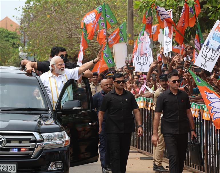 PM being welcomed by people at Thiruvananthapuram, in Kerala on April 25, 2023.