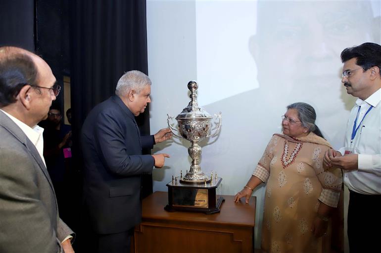 The Vice President, Shri Jagdeep Dhankhar unveiling the Arun Jaitley Memorial Debate Trophy at Shri Ram College of Commerce, University of Delhi, in New Delhi on April 26, 2023.