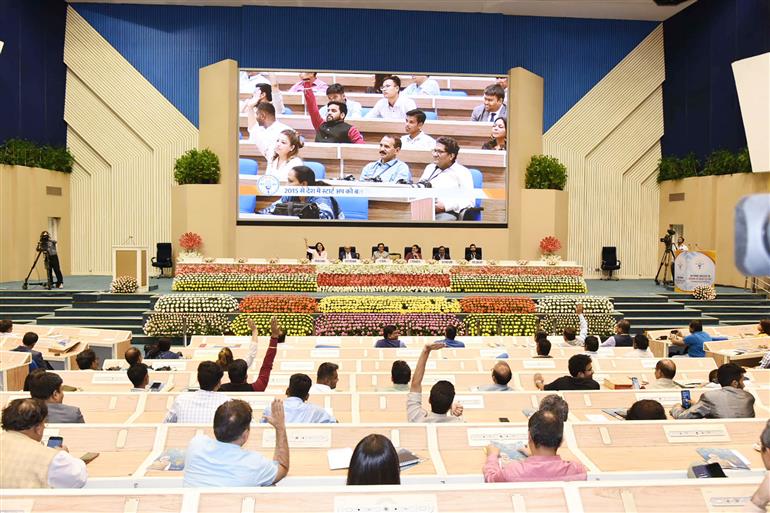 26 अप्रैल, 2023 विज्ञान भवन, नई दिल्ली में 'मन की बात @100' पर आयोजित राष्ट्रीय सम्मेलन के दौरान 'आह्वान से जन आंदोलन' विषय पर पैनल परिचर्चा का आयोजन किया गया।