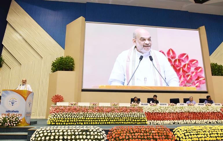 केंद्रीय गृह और सहकारिता मंत्री श्री अमित शाह 26 अप्रैल, 2023 विज्ञान भवन, नई दिल्ली में 'मन की बात @100' पर आयोजित राष्ट्रीय सम्मेलन के समापन सत्र को संबोधित करते हुए।
