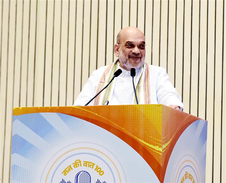 केंद्रीय गृह और सहकारिता मंत्री श्री अमित शाह 26 अप्रैल, 2023 विज्ञान भवन, नई दिल्ली में 'मन की बात @100' पर आयोजित राष्ट्रीय सम्मेलन के समापन सत्र को संबोधित करते हुए।
